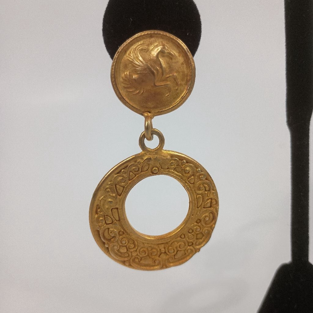Vintage 80s Womens Gold Doorknocker Earrings Pegasus Etruscan Inspired Old Money - Picture 3 of 6